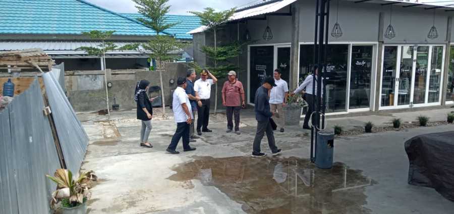 Keterangan foto Pemeriksaan sejumlah Aset Daerah berupa Lahan kosong yang saat ini telah terbangun sebuah bangunan di atasnya. (Foto: Dwi Cahyo/korankaltimcom)