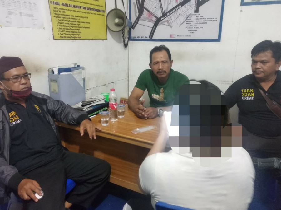 Korban AN (28) saat berada di Pos FKPM Pelita Kamis (11/6/2020) tadi malam untuk meminta bantuan terkait persoalan yang dialaminya. (Foto:Ist)