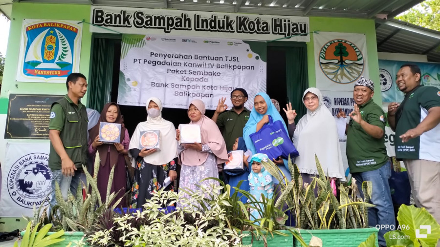 Kepala Departemen Bisnis Support Pegadaian Kanwil IV Balikpapan Yan Gustian menyerahkan Paket Ramadan kepada nasabah, didampingi Direktur Bank Sampah Kota Hijau Balikpapan Abdul Rahman. (Foto: Istimewa/Korankaltim.com)