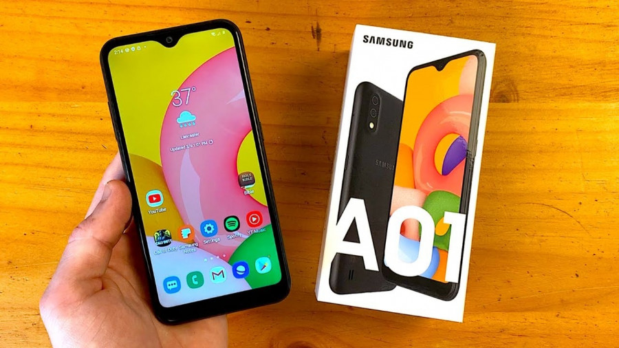 Samsung Galaxy A01e yang disebut menggunakan baterai pasang lepas di dalamnya. (youtube)