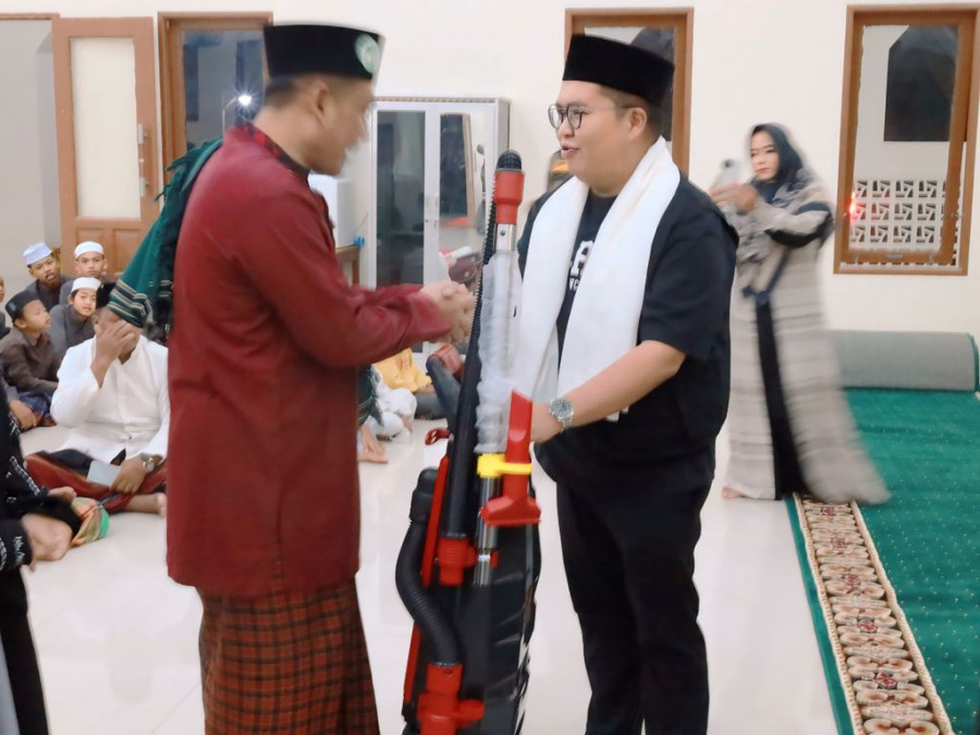 Wabup serahkan bantuan untuk Ponpes Al Farisyah Hasyim. (Foto: Prokom)