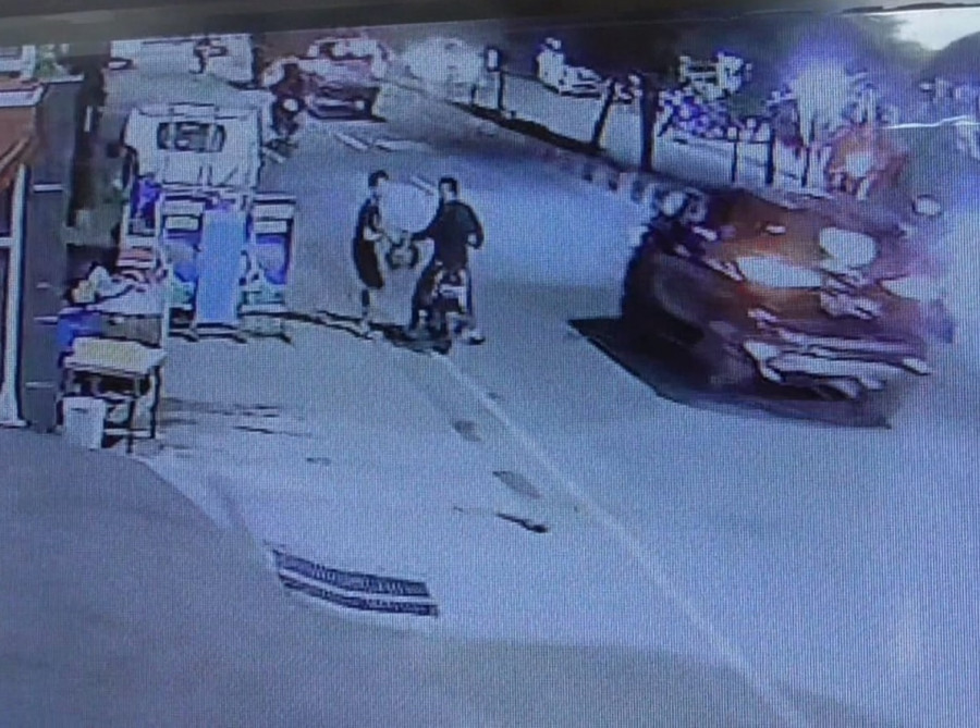 Terlihat aksi dua pria yang tertangkap kamera pengintai, mengambil sebuah tabung gas di warung sembako Jalan Juanda, Jumat (13/8/2022) malam. (Foto: Istimewa)