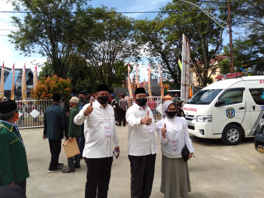 Adi Darma-Basri Rase, Saat Mendaftar di KPU Bontang, Beberapa Waktu Lalu (Dok : Rom/Korankaltim)