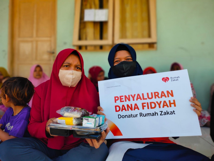 Pembagian paket sembako Rumah Zakat dan diterima langsung oleh warga di desa Berdaya Samarinda (istimewa)