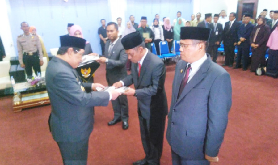 Penyerahan Surat keputusan oleh Bupati Paser, Yusriansyah Syarkawi kepada Drs. Katsul Wijaya selaku Sekretaris Daerah Kabupaten Paser Terpilih.