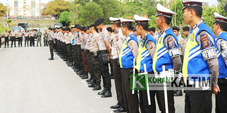 Polisi melaksanakan apel pasukan sebelum melakukan pengamanan penetapan calon kepala daerah PPU. (Foto: Erwin/korankaltim.com)