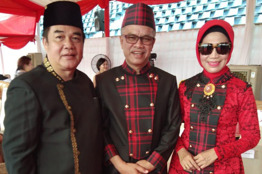 Yahya Anja bersama Walikota Samarinda Syaharie Jaang dan Istri