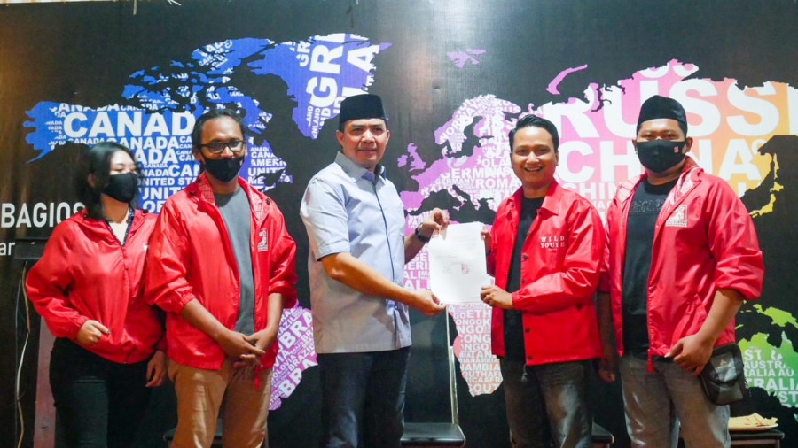 Penyerahan dukungan dari DPC PSI Samarinda kepada Bakal Calon Wali Kota Samarinda Andi Harun di Warkop Bagios Samarinda. (Foto: Muhibar Sobary A/Korankaltim.com)