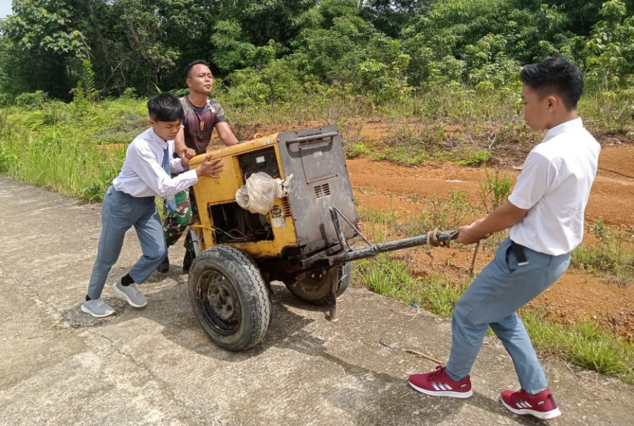 Satgas TMMD membantu siswa SMA memindahkan mesin Genset. (Foto: Humas Kodim)