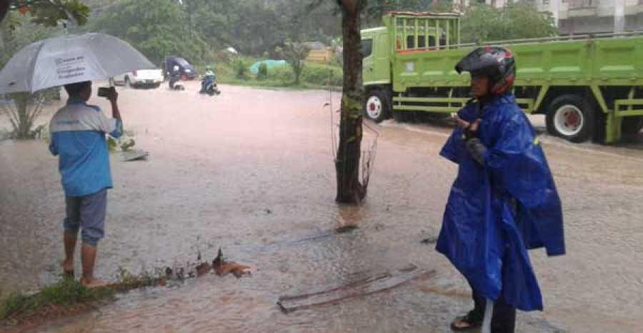 SALAH satu kawasan terendam banjir di tengah guyuran hujan mulai Selasa (1/8) dini hari, hingga siang kemarin. Kondisi itu cukup mengganggu arus lalu lintas di kedua lajur. ( yudi / korankaltim)