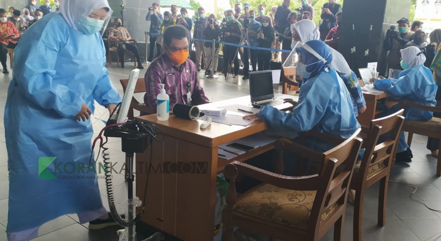 Sekretaris Daerah Provinsi (Sekdaprov) Kaltim, Muhammad Sabani saat menjalani screening untuk cek kesehatan (permata/kotankaltim.com)