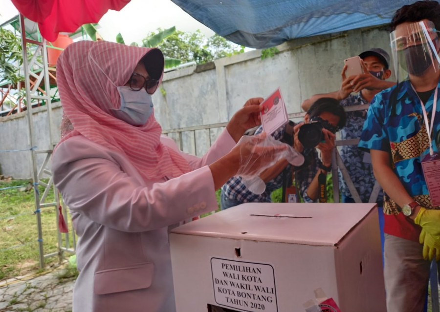 Wali Kota Bontang Neni Moerniaeni, yang juga paslon nomer urut 02, nyoblos di TPS 07 Bontang Utara, Rabu (9/12). (Foto: olis/korankaltim.com)
