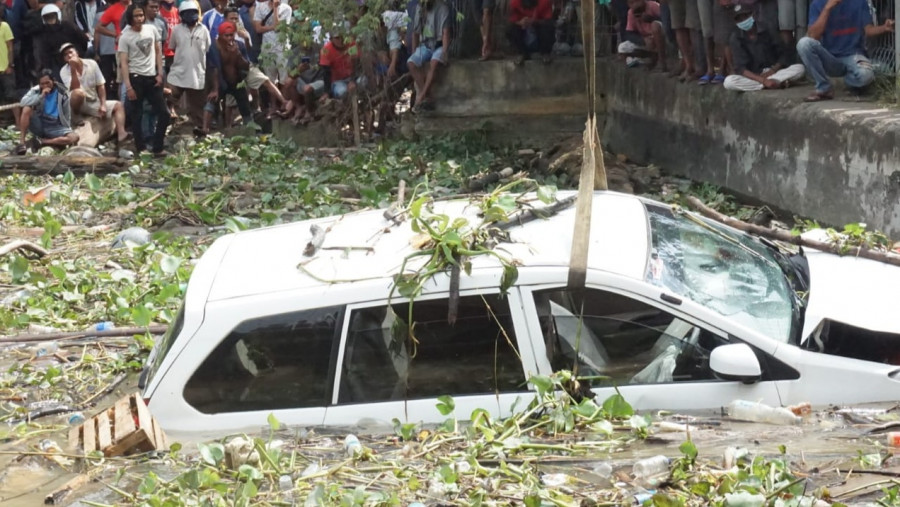 Saat dilakukan evakuasi mobil yang terjun bebas ke sungai, menjadi tontonan warga sekitar Minggu (9/8/2020) pagi tadi.(Foto:Nancy/korankaltim.com)