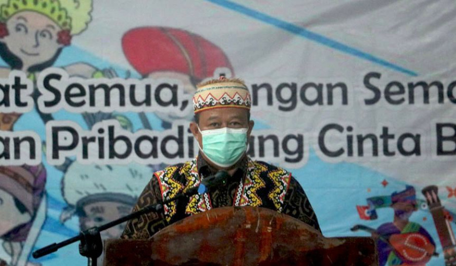 Asisten 1 Agustinus Teguh Santoso yang mewakili Bupati Mahulu, Bonifasius Belawan Geh menghadiri Perayaan Dies Natalis Sekolah Menengah Atas Negeri (SMAN) 1 Long Bagun Ke – 23 Tahun Foto (istimewa)