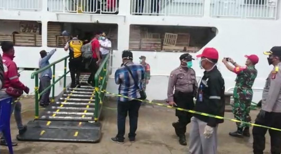 Penumpang KM. Adithya saat turun dan dilakukan penyemprotan oleh petugas Senin (6/4/2020) (Fairus/Korankaltim.com)