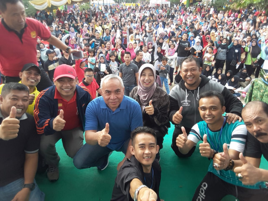 Isran dan Istri Sumbang Hadiah Umroh di Jalan Santai Koran Kaltim