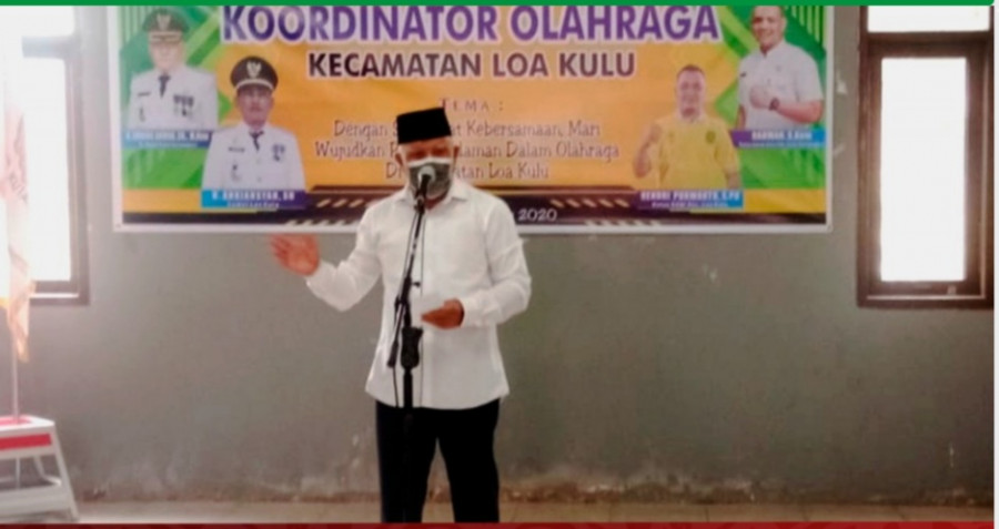 Plt Bupati Kukar, Chairil Anwar saat memberikan sambutannya di hadapan pengurus Korwil KONI Loa Kulu yang sudah dilantik. (Foto/Prokom)