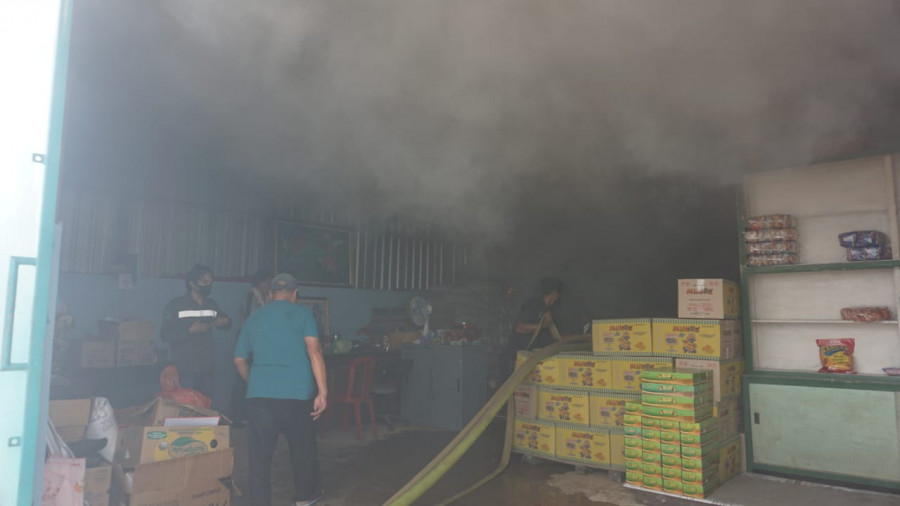 Kepulan asap yang mengepul di dalam gudang pembuatan makanan ringan Rabu (23/2/2022) hari ini.(Foto:Nancy/korankaltim.com)