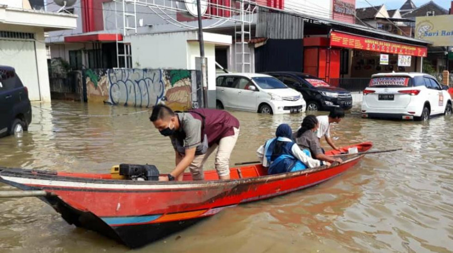 Genangan air memutus transportasi warga di Jalan Remaja, perahu pun diturunkan (Foto: Fairus/korankaltim.com)