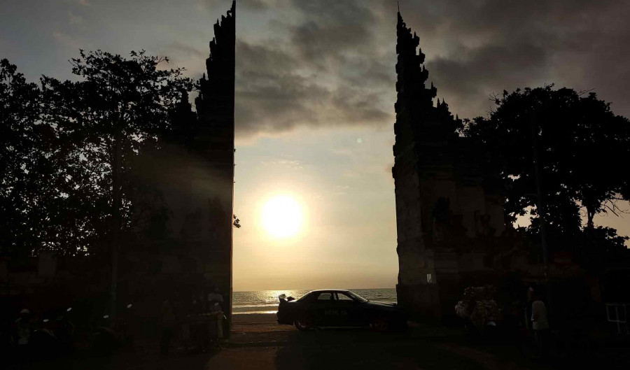 Suasana sunset di Pantai Kuta, Bali, 15 Oktober 2021. Tim Komunikasi Publik dan Edukasi Migrasi TV Digital/Wienda Parwitasari