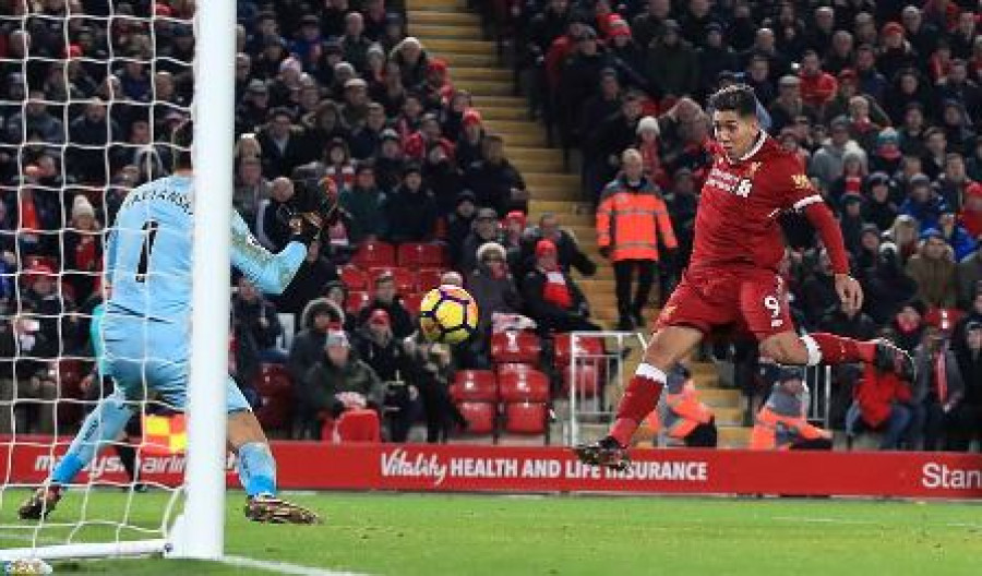 SEMPAT KESULITAN: Dua gol dicetak Roberto Firmino ke gawang Swansea City, menjaga kans Liverpool untuk terus bersaing di papan atas klasemen Premier League.