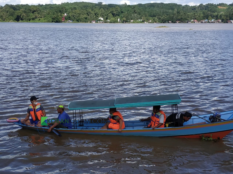 Tim SAR saat melakukan pencarian terhadap korban (Pepeng) di Sungai Mahakam. (Foto: Sabri/KoranKaltim.Com)