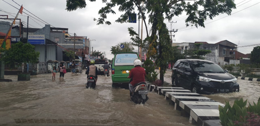 Genangan air di Jalan Pangeran Antasari usai hujan deras semalam (istimewa)