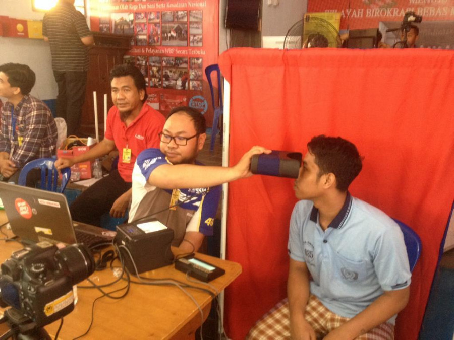 Warga lapas saat melakukan perekaman ektp