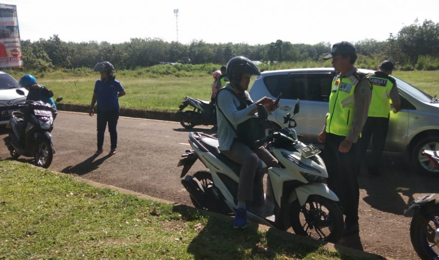 Petugas razia gabungan memeriksa kelengkapan berkendara baik roda dua dan empat yang melintas di Jalan Jenderal Ahmad Yani, Barong Tongkok, Kutai Barat. (Foto : MY. Handayan/KoranKaltim.Com)