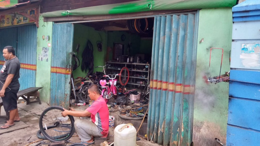 Bengkel sepeda di bilangan Dr Sutomo (foto: Claudius Vico/Korankaltim.com)
