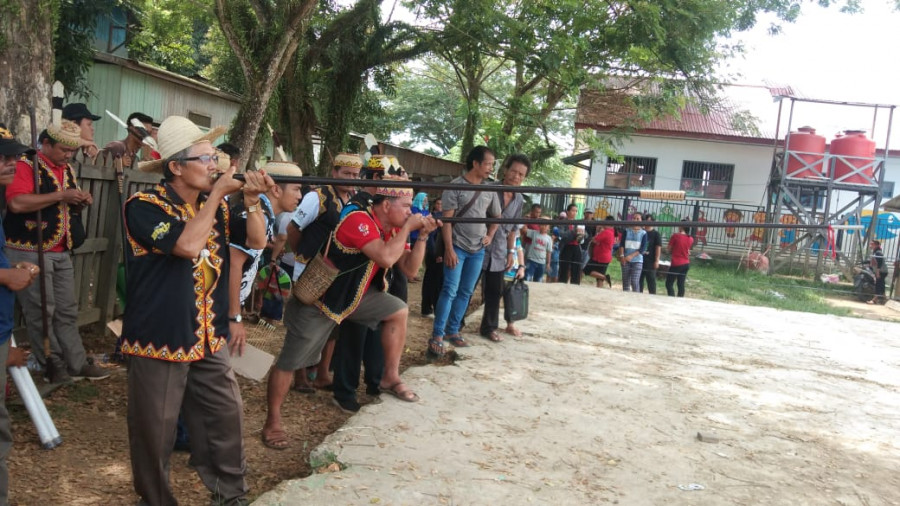 Perlombaan olahraga tradisional cabang menyumpit turut memeriahkan gelaran Festival Hudoq Cross Border di Kabupaten Mahakam Ulu. (Handayan/KoranKaltim)