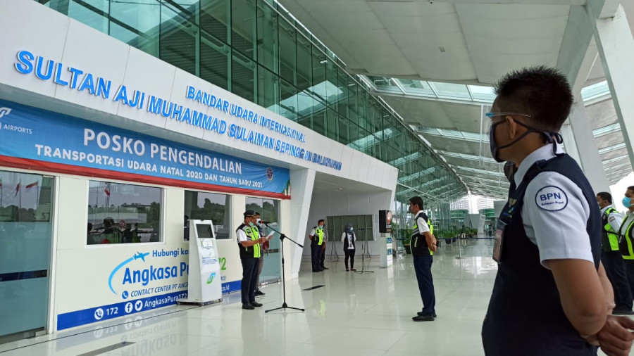 Apel dilaksanakan dalam penutupan Posko Pengendalian Transportasi Udara Natal 2020 dan Tahun Baru 2021 di Bandara Sultan Aji Muhammad Sulaiman (SAMS) Sepinggan Balikpapan. (Foto: Hendra/KoranKaltim.Com)