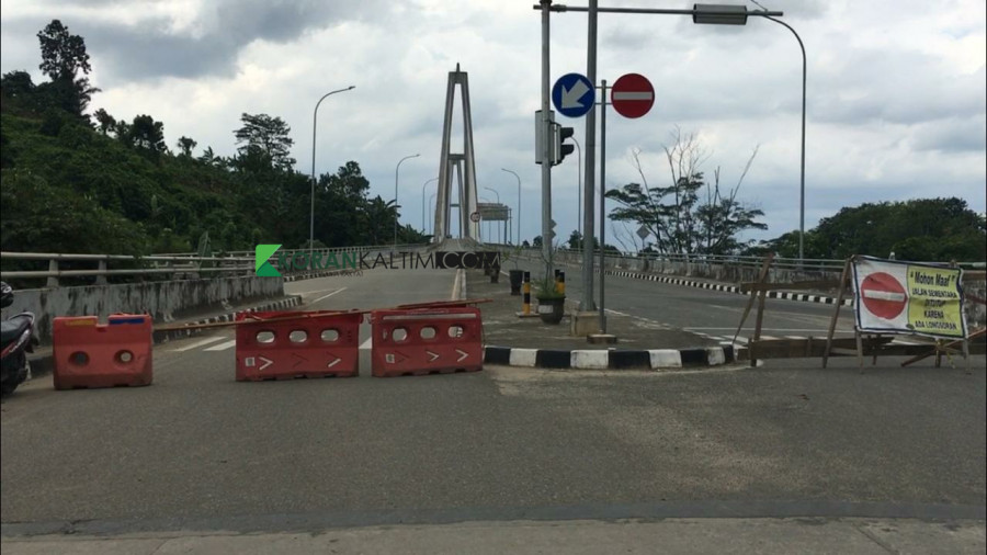 Meski telah ditutup, masih saja ada warga yang berusaha untuk melintas. (Foto: Nancy/korankaltim.com)