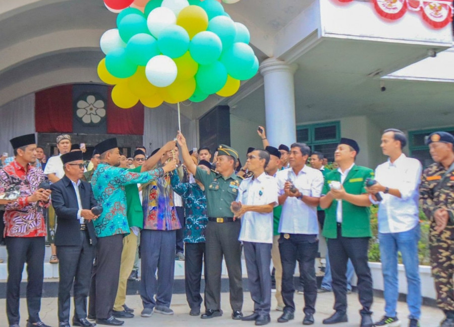 Anggota DPRD Kaltim Sapto Setyo Pramono beserta Forkopimda melepaskan 99 balon udara pada Peringatan Hari Santri dan Sumpah Pemuda. (Foto: Istimewa)