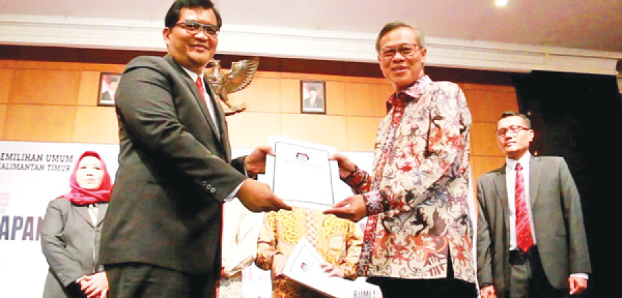 APRESIASI : Ketua DPRD Kaltim M.Syahrun (kanan) saat menerima berita acara penetapan Gubernur dan Wakil Gubernur Kaltim Terpilih dari Ketua KPU Kaltim M. Taufik (kiri) di Hotel Senyiur, Samarinda. Selasa (24/7) kemarin. ( istimewa )