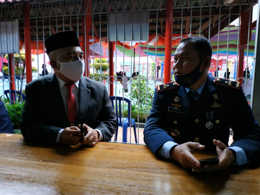 Asisten I Pemkab Kukar, Ahmad Taufik Hidayat saat berbincang santai dengan Kalapas IIA Tenggarong, Agus Dwirijanto . (Foto: Sabri/KoranKaltim.com)