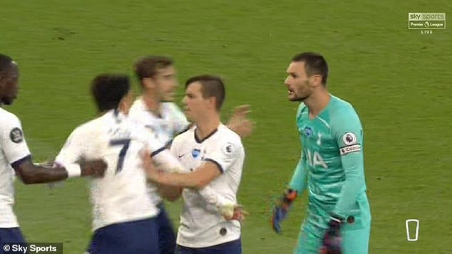 Momen saat Hugo Lloris (kanan) marah dengan Son Heung-min (7) saat istirahat babak pertama di pertandingan Tottenham Hotspur kontra Everton. (dailymail)
