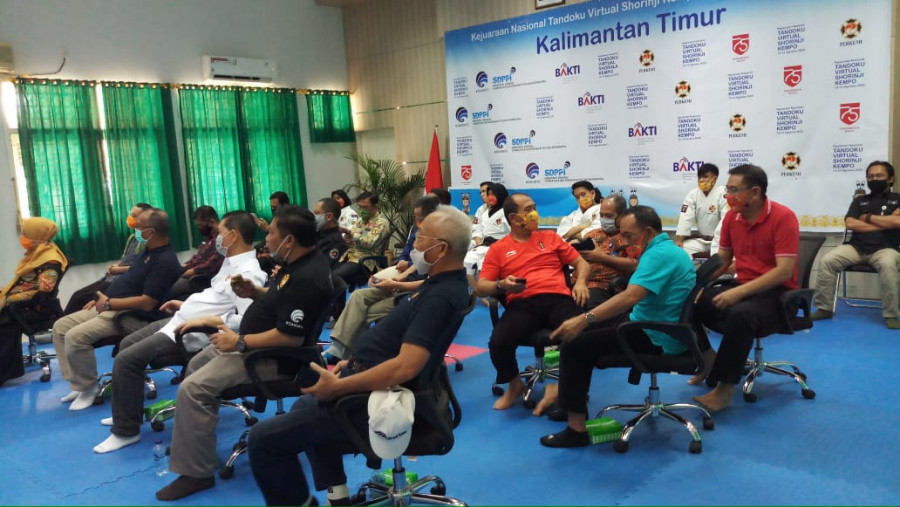 Jajaran KONI serta Perkemi Kaltim saat mengikuti Kejurnas Kempo Nasional Kamis (13/8/2020) hari ini di Balai Monitoring Spektrum Frekuensi Radio Jalan Sultan Sulaiman, Sambutan.(Foto:Ist/korankaltim.com)