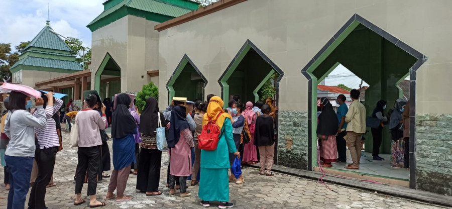Antrean pendaftaran Program Bantuan Produktif Usaha Mikro (BPUM) (Choirun Nisa’/korankaltim.com)