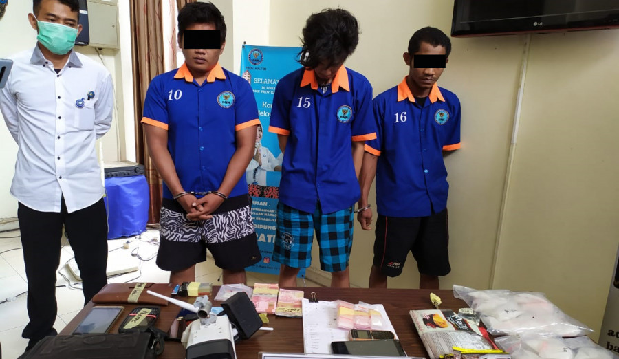 Tiga tersangka pelaku peredaran narkotika yang diamankan BNNP Kaltim dengan barang bukti sabu. ( Foto: Nancy / korankaltimcom)