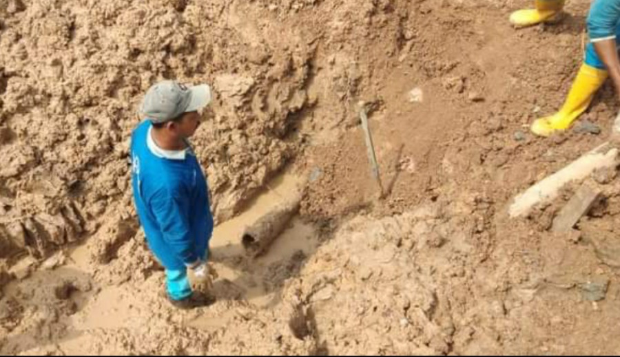 Proses perbaikan kebocoran pipa Dn 160 mm di belakang Gudang Kantor Pusat PDAM (Foto: istimewa)
