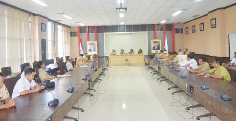 KOORDINASI : Sekretaris DPRD Kaltim Selamet Ramadhan didampingi Kabag Persidangan dan Humas Salamat Harahap, Kasubbag Protokol Humas Dayang Yuyun dan perwakilan Subbag persidangan dan Risalah Abdul Mukhlis memimpin rapat koordinasi penguatan kinerja, Seni