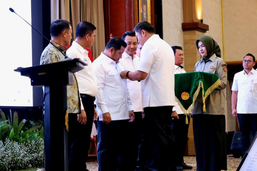 Mudyat Noor, resmi dilantik sebagai Ketua Asosiasi Kabupaten Penghasil Sawit Indonesia masa bakti 2025–2030. Pelantikan dilakukan oleh Wakil Menteri Pertanian Sudaryono di Auditorium Kementerian Pertanian Gedung F, Jakarta, Senin (20/4/2026). (Istimewa)