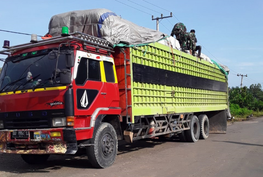 Petugas saat melakukan pemeriksaan terhadap truk bermuatan pakaian bekas dan karpet yang akan dipasarkan di Balikapan. ( Foto: Ist)