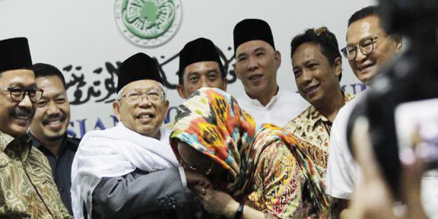 Sukmawati Soekarnoputri berulang kali mencium tangan Ketua MUI Ma’ruf Amin sebagai bentuk permintaan maaf atas puisi kontroversial yang memicu polemik publik. (CNN Indonesia/Adhi Wicaksono)