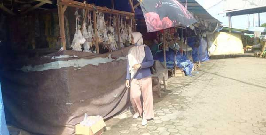 MASIH TUTUP: Nampak beberapa kios di pasar induk Sangatta Utara terpantau tutup dan belum berjualan. ( yuli / koranklatim)