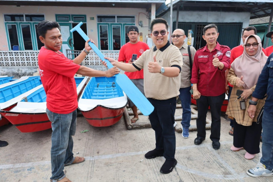 Penyerahan bantuan kepada nelayan Muara badak. (Foto: Prokom)