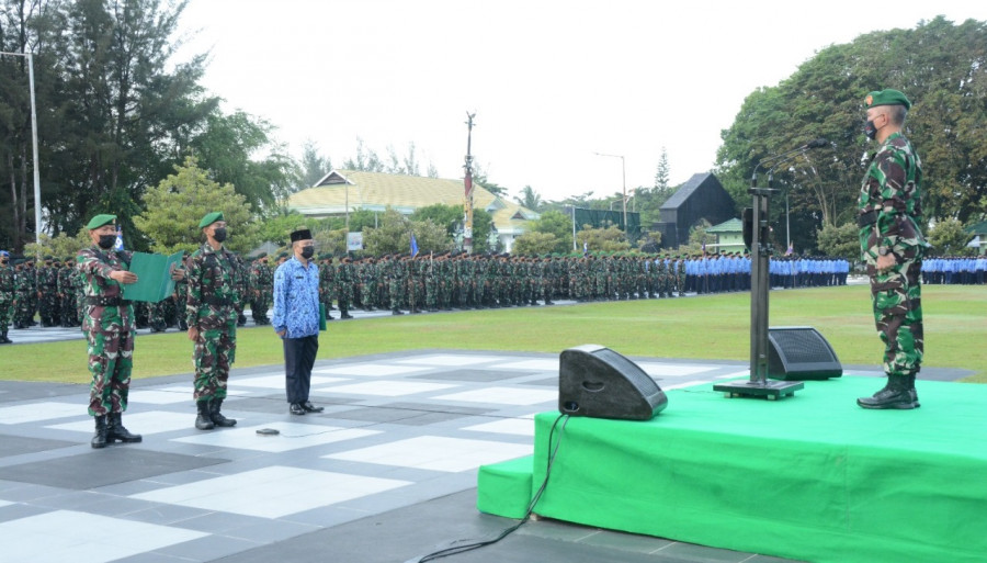 Kapok Sahli Pangdam VI/Mlw, Brigadir Jenderal TNI R.P.Invancius Pr. Siagian,M.A saat bertindak sebagai Irup bendera pada Senin (17/1/2022). (Foto: Pendam VI/Mlw)