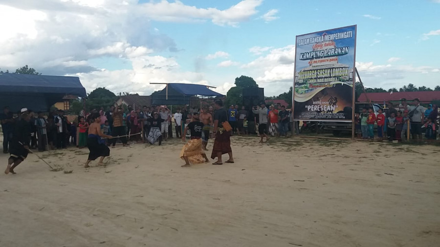 Suasana kedua petarung peresean sedang beradu ditengah arena