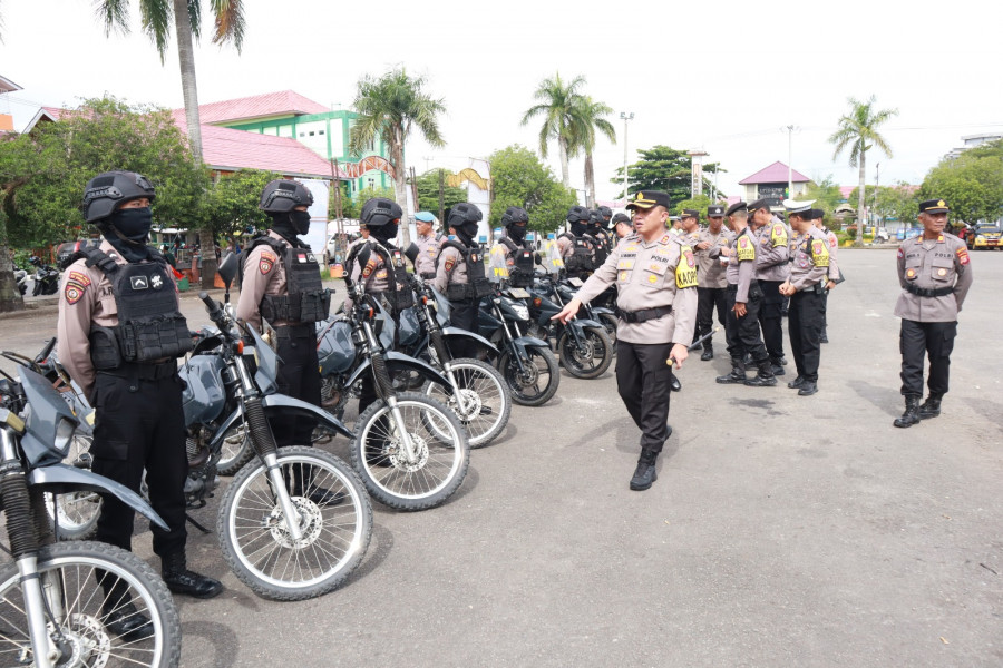 Steyven Jonly Manopo memimpin apel kesiapan sarana dan prasarana (sapras) pagi tadi. (Humas Polres Berau)